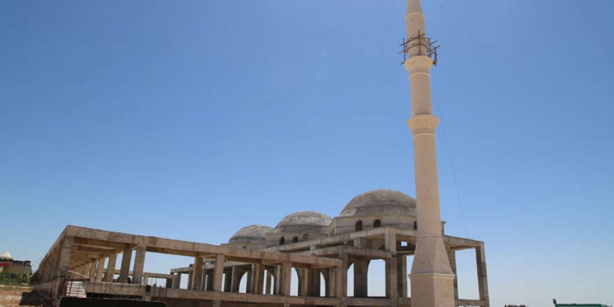 Ekmeğini üst üste dizip minareler yaptığı taştan çıkarıyor