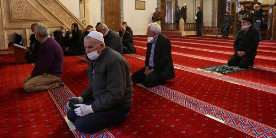 İmamlar cemaate, cemaat camilere kavuşmanın sevincini yaşıyor