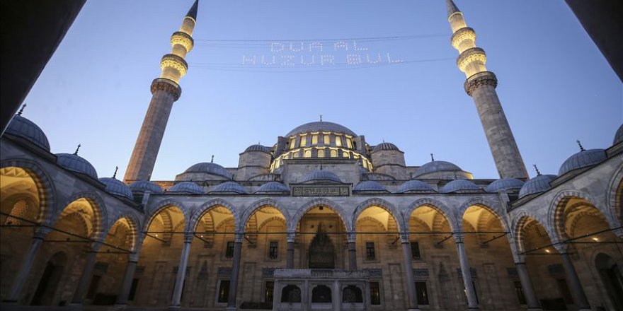 Cuma namazı için camilerde hazırlıklar tamamlandı