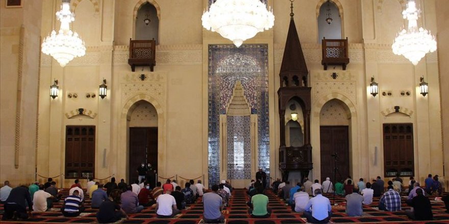 Lübnan'da yeniden açılan camilerde cuma namazı kılındı