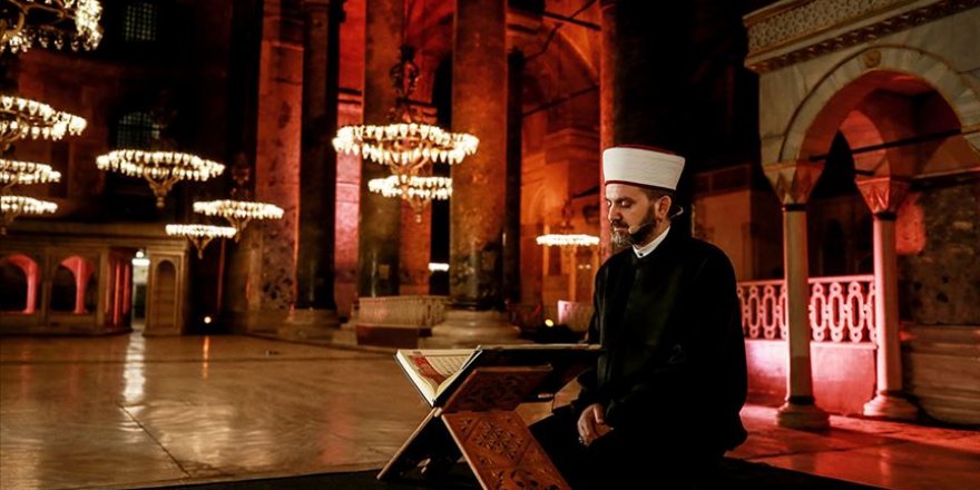 Ayasofya'da Fetih Suresi okundu