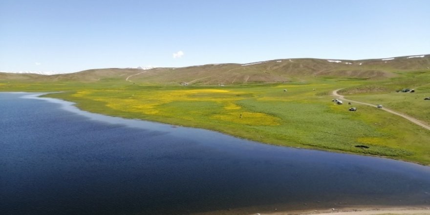 Yeşilin, mavinin ve sarının buluştuğu Keşiş Gölü hayran bırakıyor
