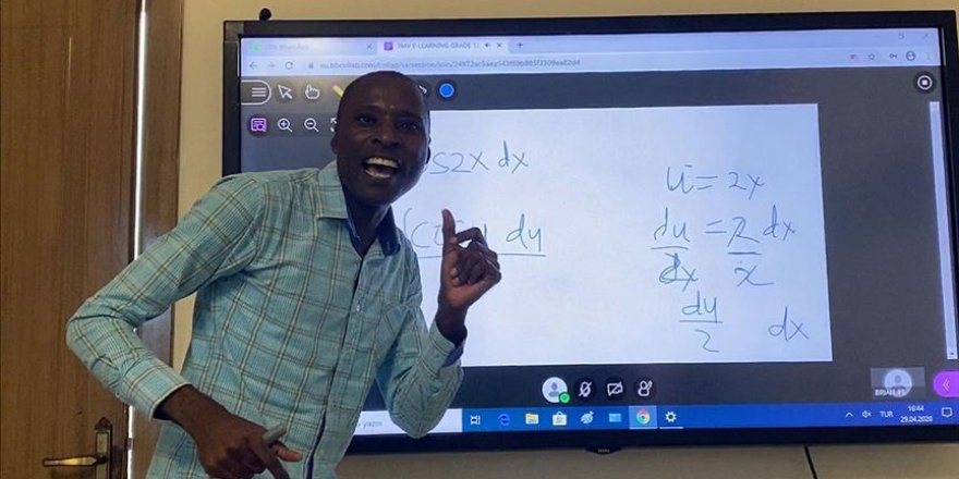Somalili öğretmen Serwanga Hussein öğrencilerine uzaktan eğitimle kavuşuyor