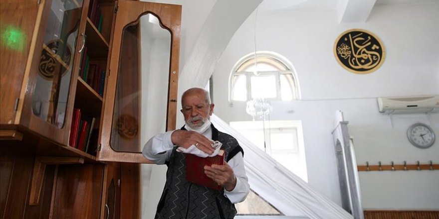 Emekli polis memuru 37 yıldır mahalle camisinin bakımını yapıyor