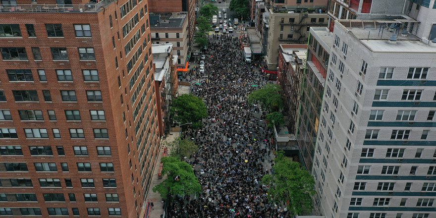 ABD'de protestolara katılan bazı kişiler Kovid-19'a yakalandı