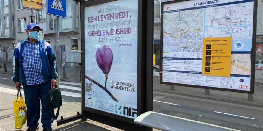 Hollanda'nın otobüs duraklarına Kur'an-ı Kerim'den ayetleri asıldı