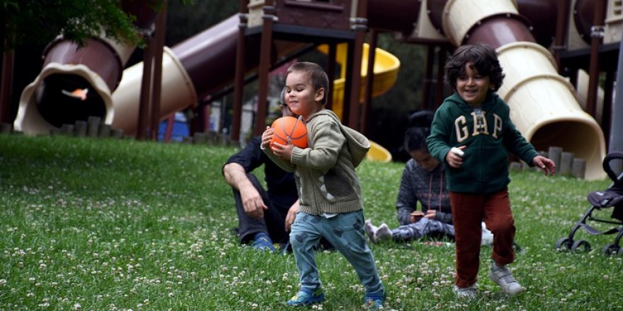 Gençler ve çocuklar yeniden sokağa çıktı