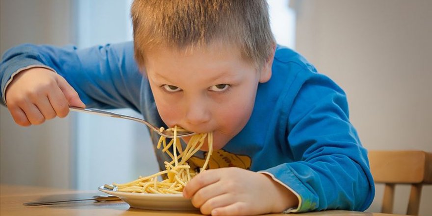 Salgın sürecinde harcadıkları enerji azalan çocuklarda duygusal aşırı yeme eğilimi obeziteye yol açabiliyor