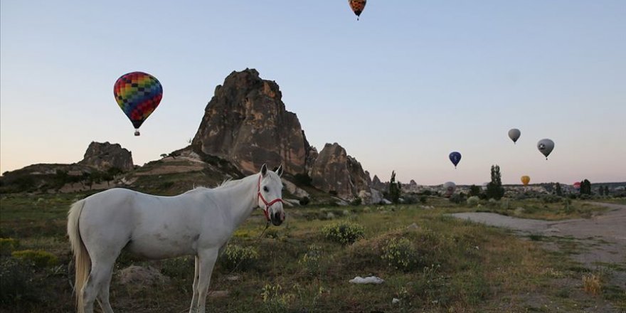 Kapadokya semaları sıcak hava balonlarıyla renklendi