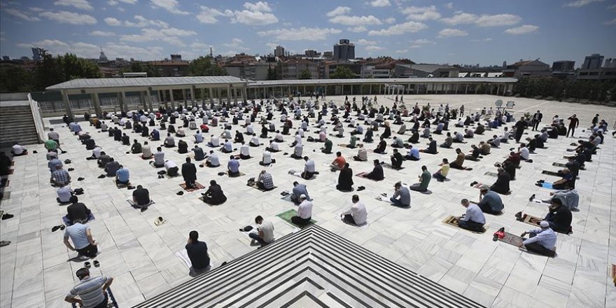 Camilerde salgın sürecindeki ikinci cuma namazı kılındı