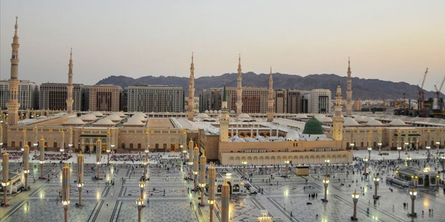 Mescid-i Nebevi'de 2,5 ay aradan sonra ilk cuma namazı kılındı