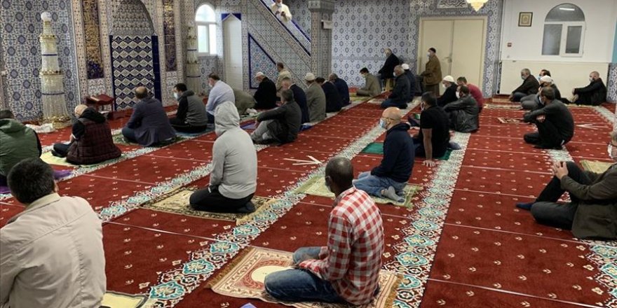 Fransa'da Kovid-19 salgını sonrası ilk cuma namazı kılındı