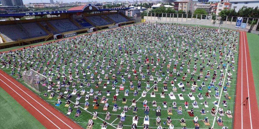 Bağcılar'da 3 bin kişilik cemaat cuma namazını stadyumda kıldı
