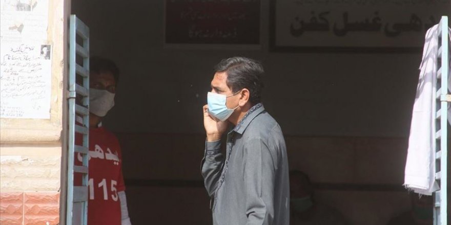 Pakistan'da Kovid-19 bulaşan kişi sayısı 180 bini geçti