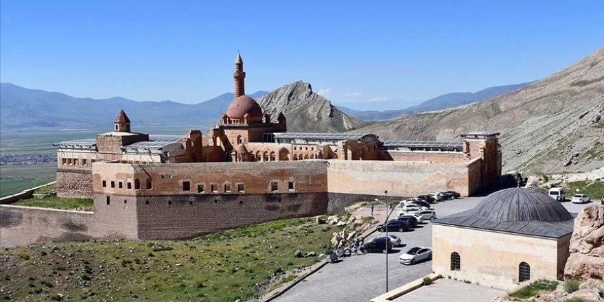Osmanlı'nın en seçkin eserlerinden İshak Paşa Sarayı ziyarete açıldı