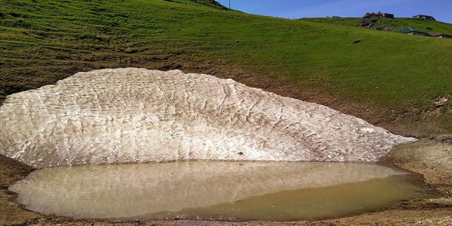 Gümüşhane'deki Dipsiz Göl su tutmaya başladı