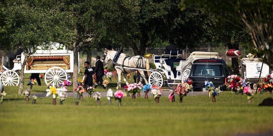 ABD'de polis şiddetiyle öldürülen George Floyd toprağa verildi