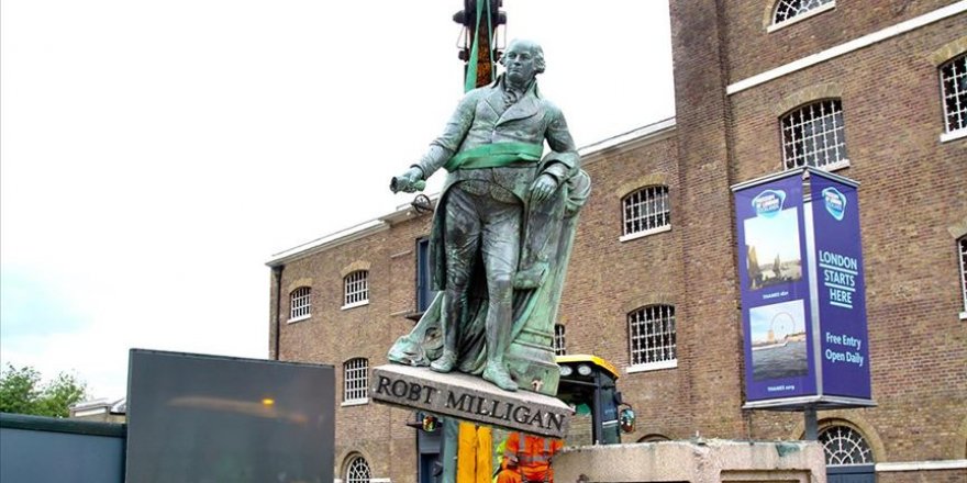 İngiltere'de köle tacirinin heykelleri tek tek sökülüyor