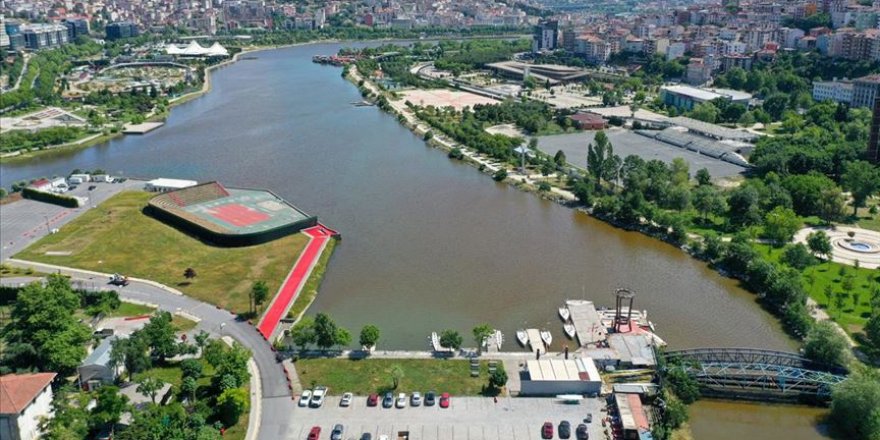 Haliç'te suyun rengi değişti