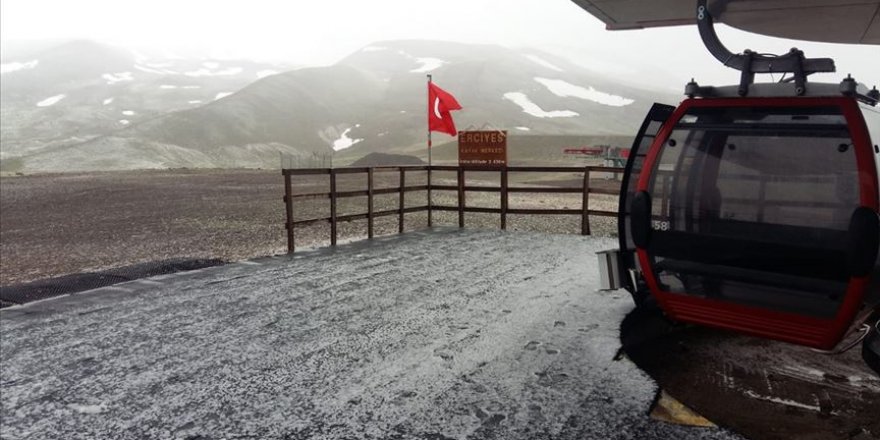 Haziranda Erciyes'te kar yağdırıldı