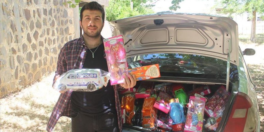 Üniversiteli genç, oyuncak ve kitaplarla köydeki çocukların yüzünü güldürdü