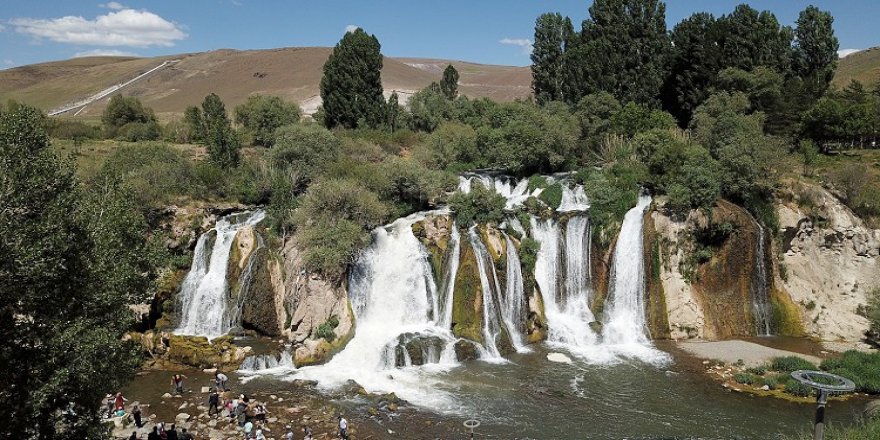 Muradiye Şelalesi'nde ziyaretçi hareketliliği