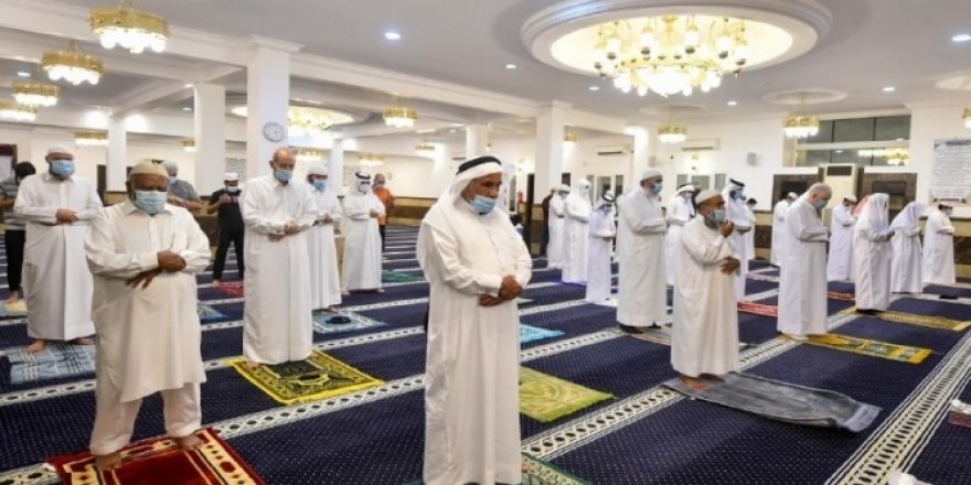 Katar'da camiler yeniden ibadete açıldı