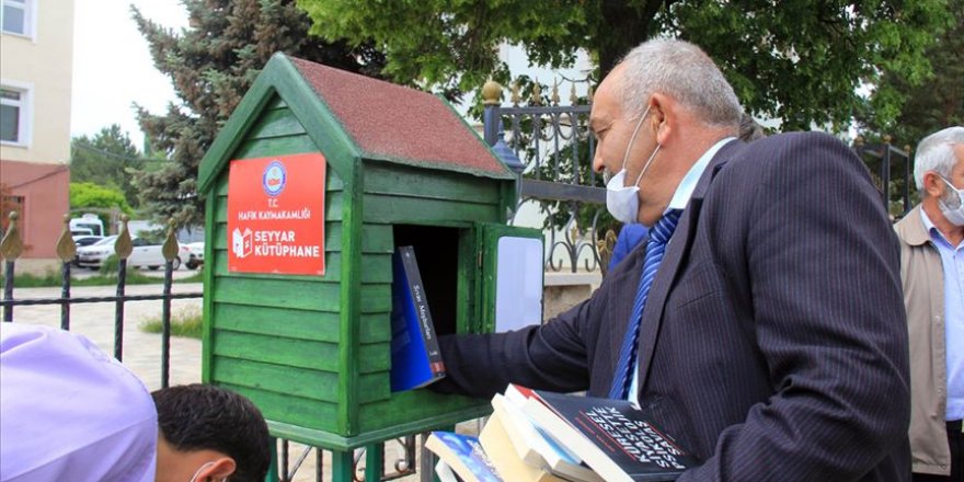 Hastanede, camide, durakta, piknikte beklerken kütüphane yanınızda