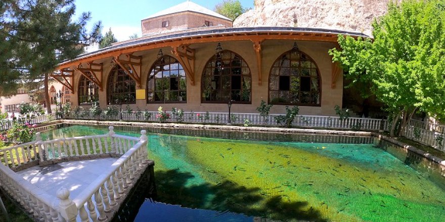 Somuncu Baba Külliyesi ziyaretçilerini 'kontrollü' ağırlıyor