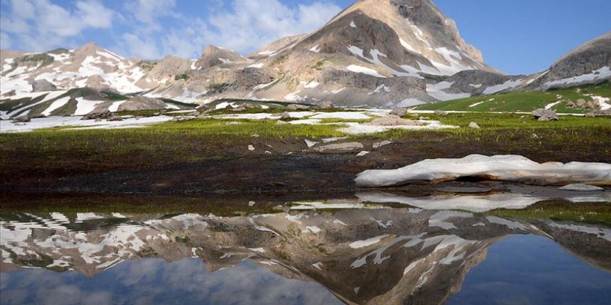 Tunceli dağlarındaki buzul gölleri güzel manzaralar oluşturuyor