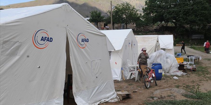 Bingöl'de çadırda kalan depremzedelere soba yardımı