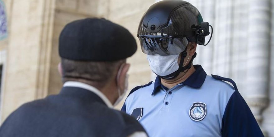 Selimiye'ye cuma namazı için gelenlerin ateşi termal ısı ölçer kaskla kontrol edildi