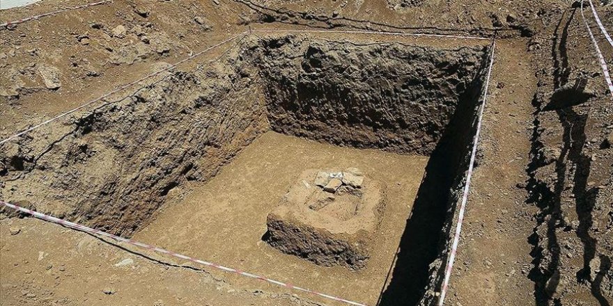 Traktörün takıldığı kayadan tarih çıktı
