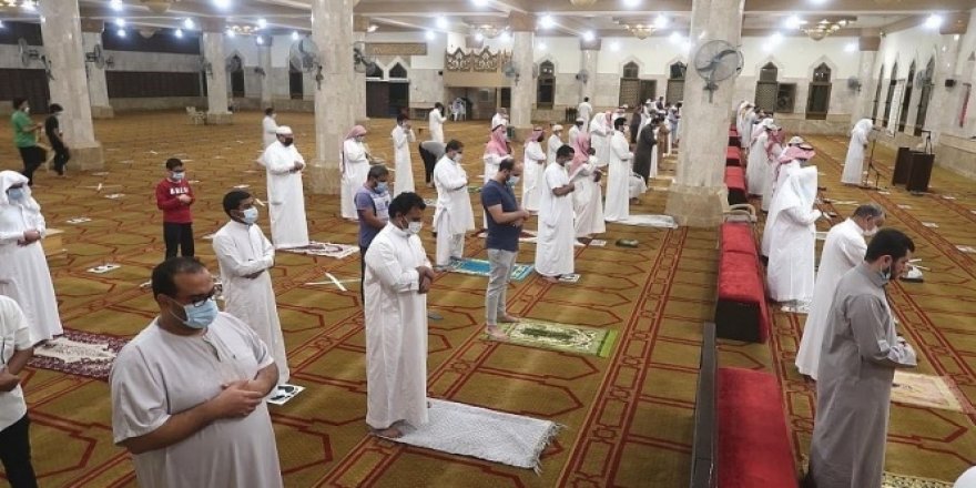 Mekke camilerinde 3 ay aranın ardından namaz kılındı