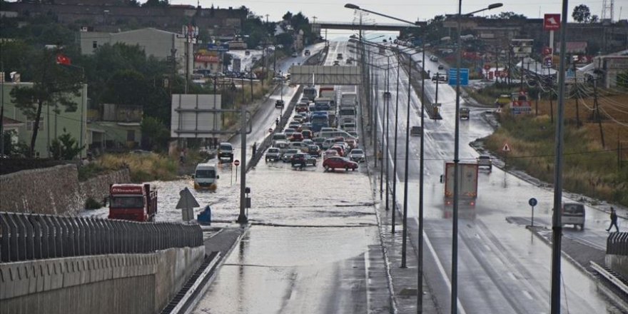 Trakya'da sağanak yağış hayatı olumsuz etkiledi