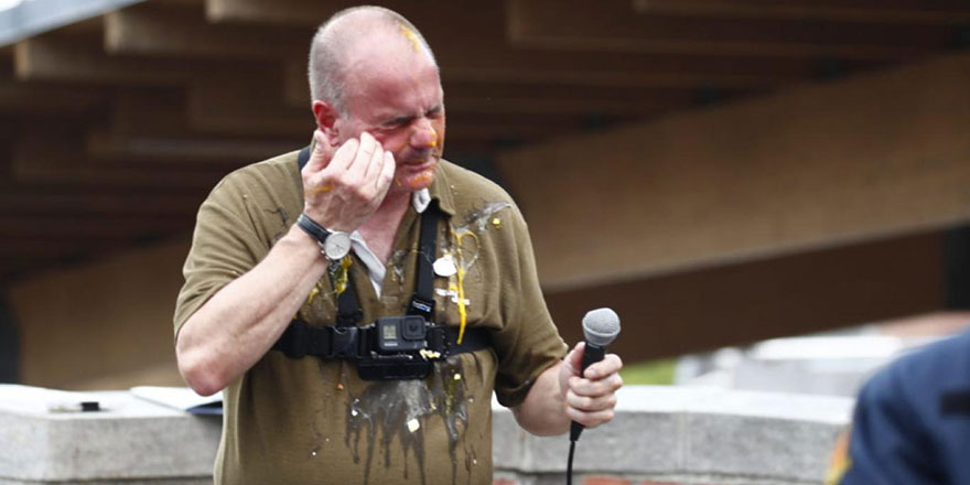 İslam'a hakaret edince yumurta yağmuruna tutuldu