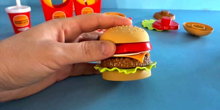 Fast food oyuncakları çocuklardan uzak tutulmalı