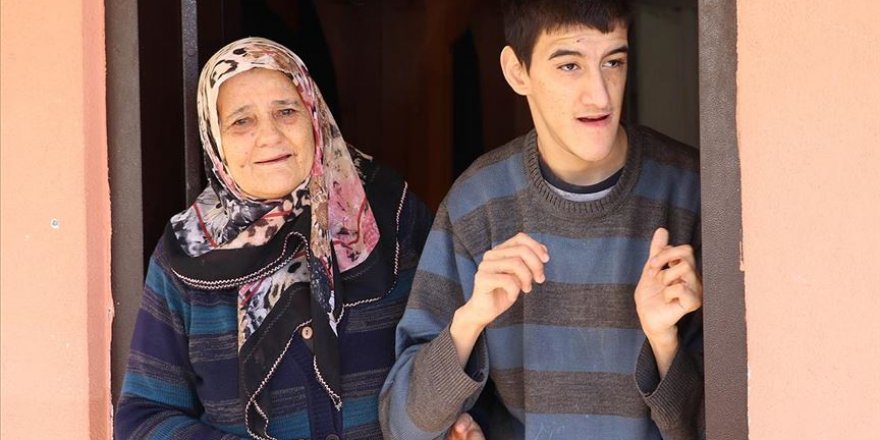 Engelli oğluna 20 yıldır bakıyor: Rabb'ime hep şükrediyorum, hamdolsun diyorum