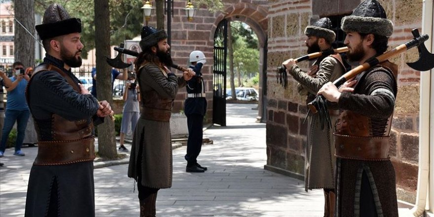 Ertuğrul Gazi Türbesi'nde 'Saygı Nöbeti' yeniden başladı