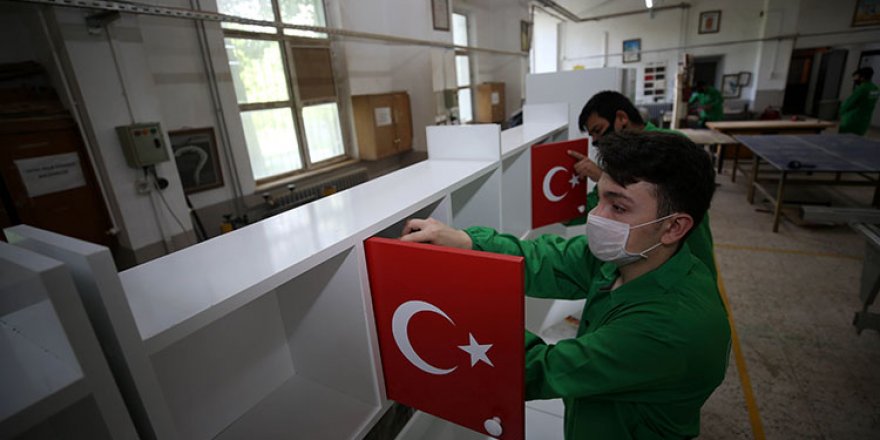 İhtiyaç sahibi çocuklar için çalışma masası tasarladılar