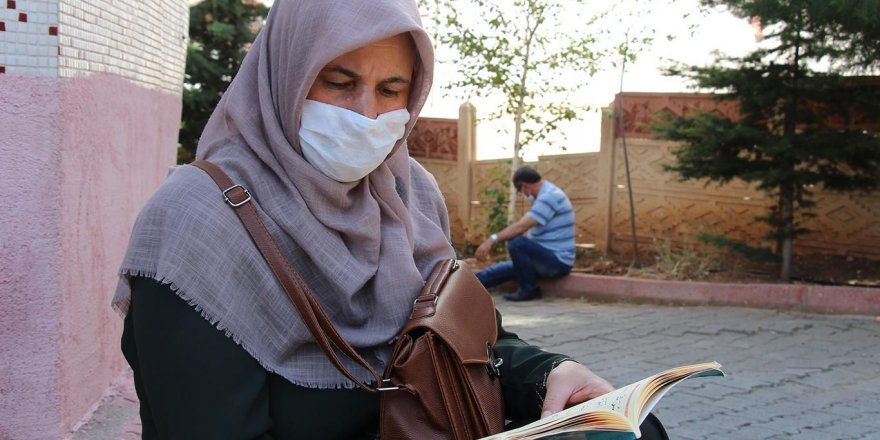 YKS'ye giren adayların velileri manevi destek  amaçlı Kur'an okudu