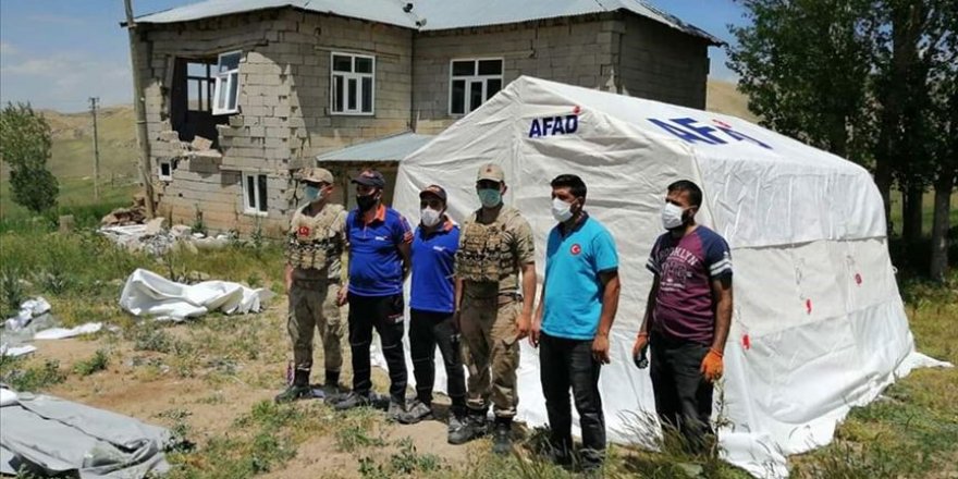 Van'da depremde hasar gören mahallelere çadır kuruluyor