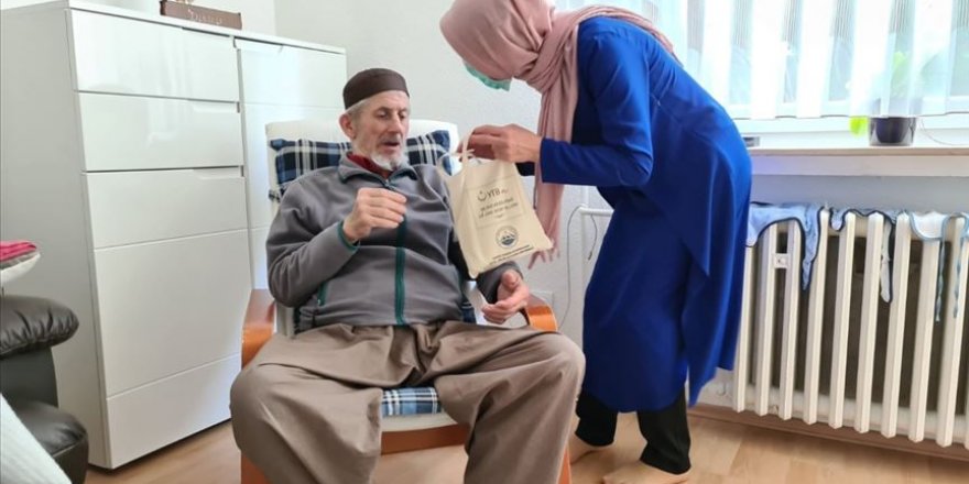 YTB desteğiyle Almanya'da 60 yaş üzerine hijyen paketi dağıtıldı