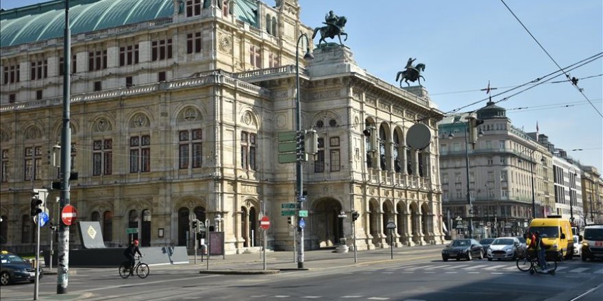 Avusturya'da 3 haftalık karantina ilan edildi