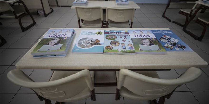 Ders kitapları sıralara konulmaya başlandı