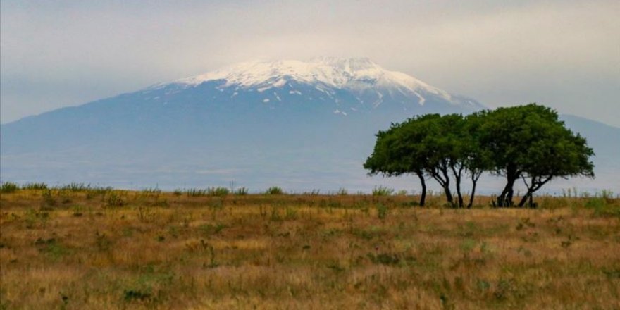 Türkiye'nin en büyük üçüncü dağına kar yağdırıldı