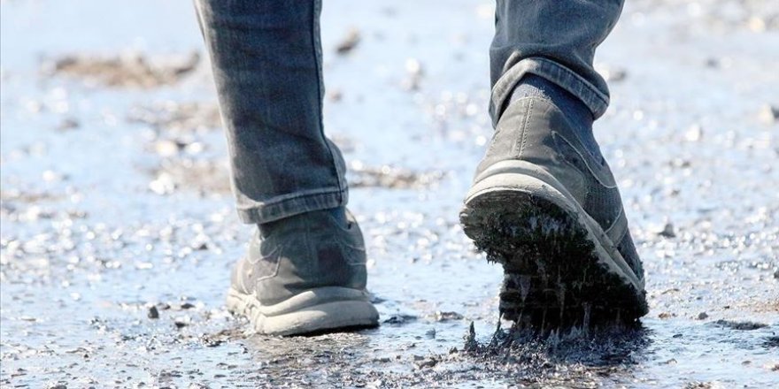 Sıcak hava sebebiyle asfalt eridi