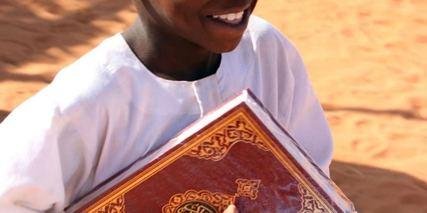 90 binden fazla Hüsrev Hatlı tevafuklu Kur'an-ı Kerim Senegal'de dağıtıldı