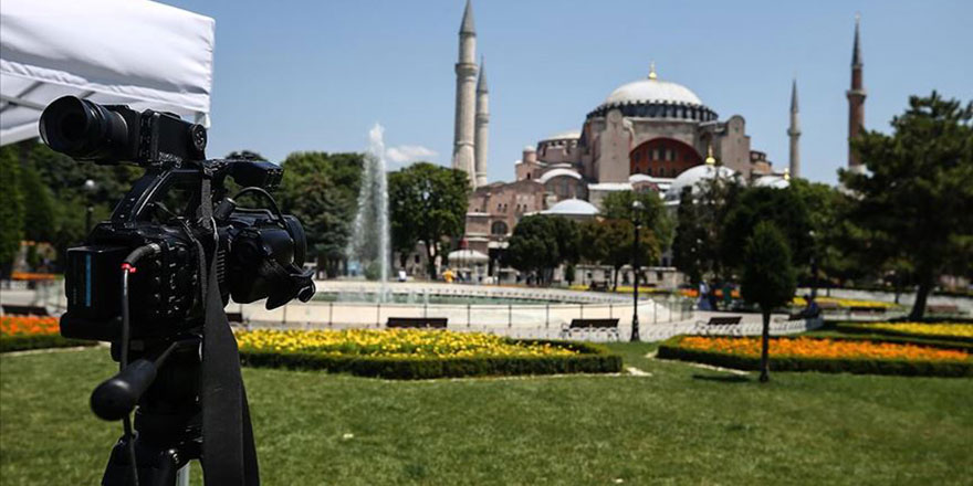 Dünya medyası Ayasofya önünde kamp kurdu