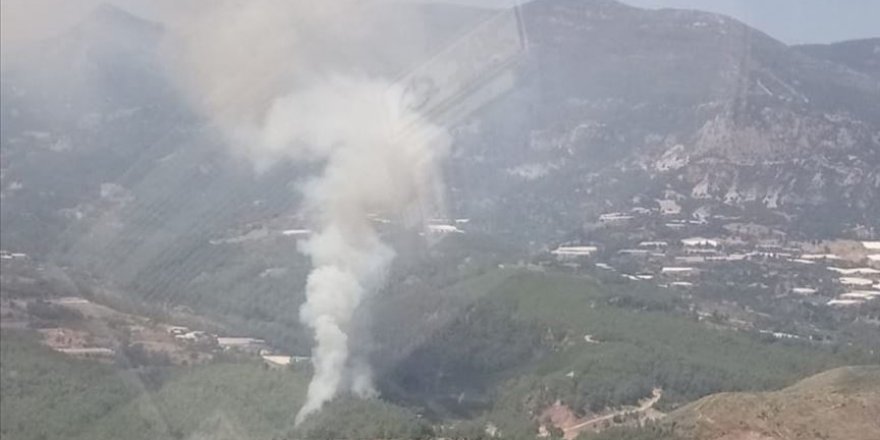 Antalya'da ormanlık alanda çıkan yangın söndürülmeye çalışılıyor